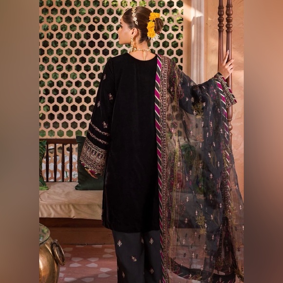Elegant Black Embroidered luxury velvet dress brand motifz Pakistani Indian - Picture 3 of 4